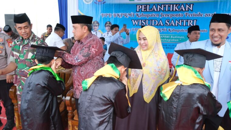 WISUDA SANTRI